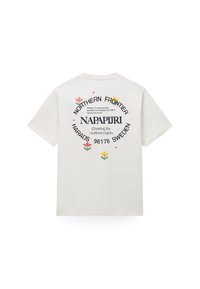 Λευκό κοντομάνικο T-shirt με κείμενα "Northern Frontier", "Napapijri" και "Harads Sweden", καθώς και μικρά κόκκινα, κίτρινα και πράσινα ανθισμένα σχέδια.