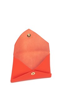 Portefeuille enveloppe en cuir orange vif avec un extérieur texturé, fermeture à pression dorée et une forme triangulaire ouverte. L'intérieur est lisse.