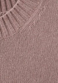 Dziergana tkanina w stonowanym kolorze mauve, z prążkowaną teksturą przy dekolcie i gładkim materiałem na ciele, prezentująca się miękko i przytulnie.