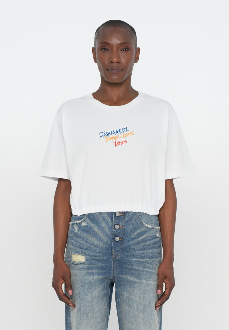 T-shirt alb scurt, cu mâneci scurte, având un text brodat multicolor "DSQUAREDZ SUMMER LOVERS XOXO" pe față.