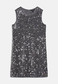 Robe grise sans manches recouverte de sequins scintillants, avec un col rond et une fermeture éclair dans le dos. Texture lisse.