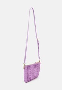 Borsa a spalla in pelle intrecciata viola con dettagli in oro, tracolla regolabile e finitura liscia, dotata di chiusura a zip sulla parte superiore.