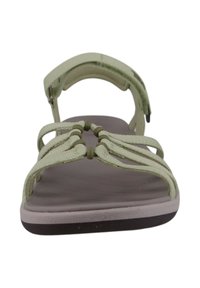Sandal in verde chiaro con cinturini testurizzati e fibbia regolabile alla caviglia. Suola piatta con un accento marrone, design open toe e costruzione semplice.