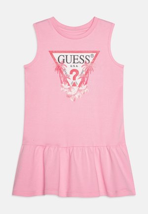 Ärmelloses pinkes Kleid mit Rüschensaum und Guess-Logo mit Dreieck, Palmen, Fragezeichen und floralen Details auf der Vorderseite.