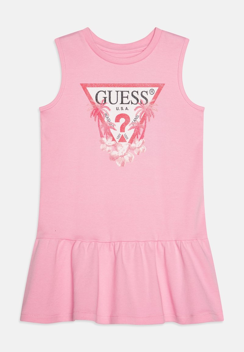 Robe rose sans manches avec ourlet à volants et logo Guess présentant un triangle, des palmiers, un point d'interrogation et des détails floraux à l'avant.