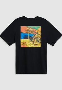 Svart t-skjorte med et fargerikt grafisk motiv av en cowboy og en butikk, med "Levi's"-tekst og stiliserte illustrasjoner. Klassisk crew neck design.
