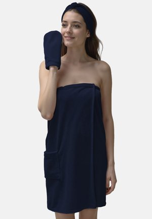 Accappatoio blu navy realizzato in morbido tessuto, con design senza spalline e una tasca laterale, completo di una fascia per capelli e guanto coordinati.