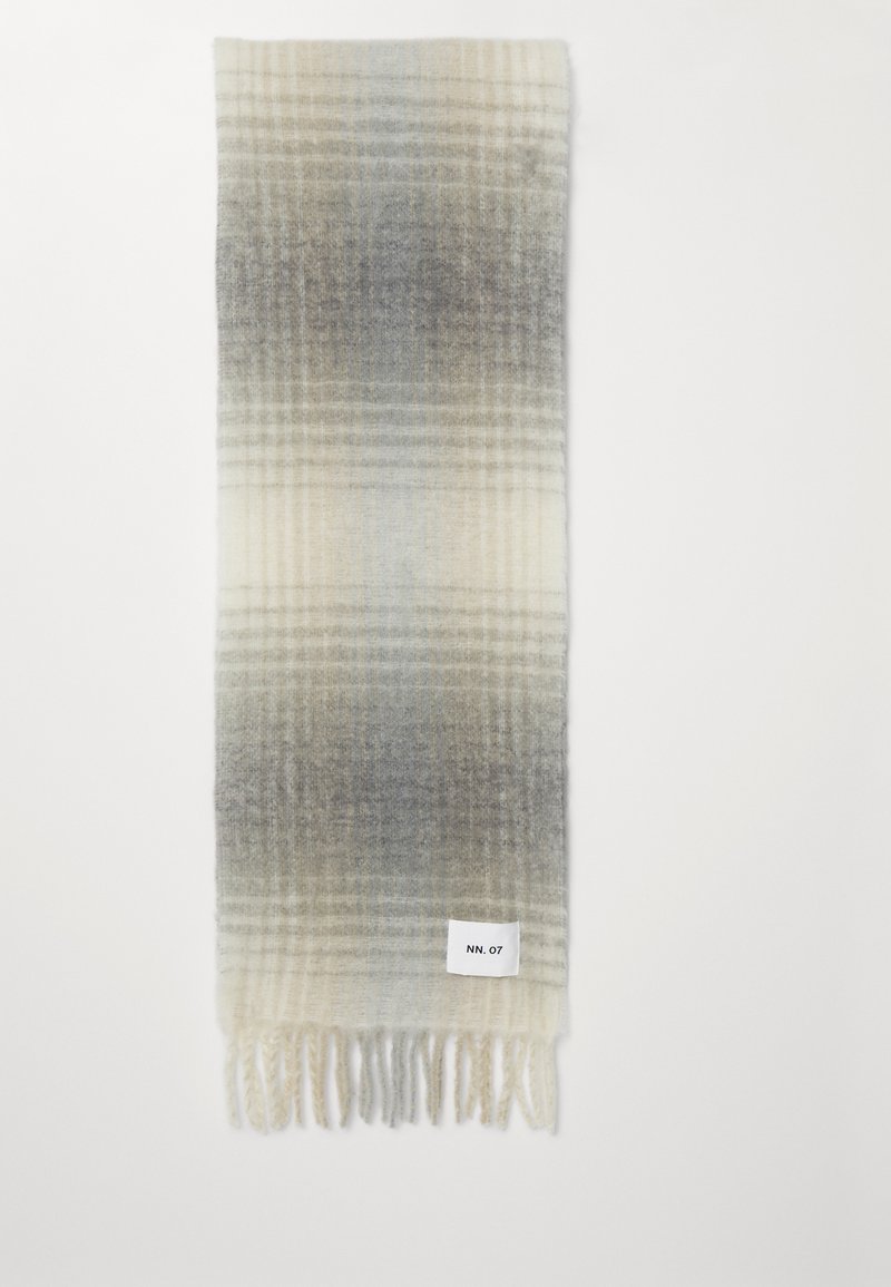 Écharpe douce à carreaux dans des tons beige et gris, avec des bords frangés et une étiquette marquée "NN. 07." Texture dégradée subtile.