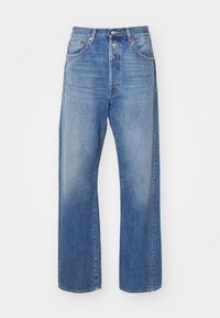 Jeans de mezclilla azul claro con un diseño de pierna recta, cinco bolsillos, trabillas para cinturón y cierre de botón. La tela presenta un ligero desvanecimiento y variaciones de textura.