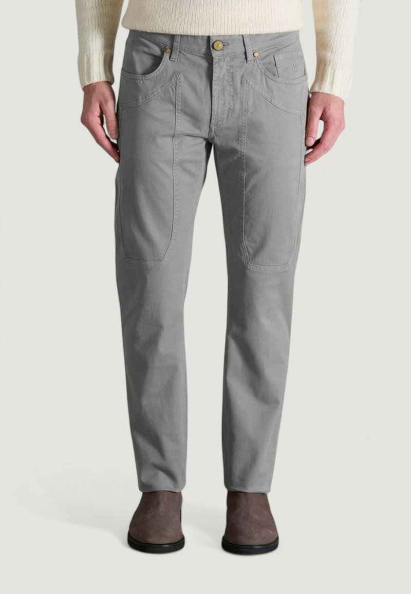Pantalones de algodón gris con un corte recto, que cuentan con dos bolsillos frontales, sutilezas en las costuras y un cierre de botón.