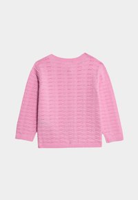 Rosa stickad tröja med en vågmönster, ribbad halsringning, mudd och nederkant. Har en avslappnad passform och mjuk textur.