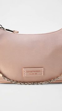 Απαλή ροζ τσάντα Emporio Armani Milano 1981 με ασημί αλυσίδα και κλείσιμο με φερμουάρ σε λευκό φόντο.