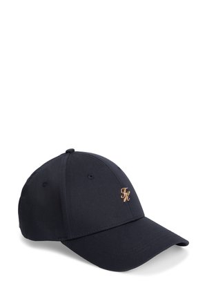 Casquette de baseball noire avec une visière incurvée et un petit logo en initiales dorées à l'avant, montrée sur fond blanc.