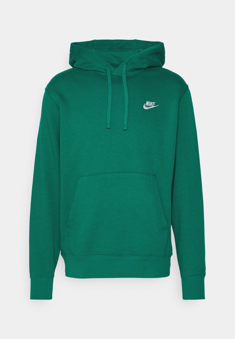 Sudadera verde hecha de una suave mezcla de algodón, con capucha ajustable, un bolsillo tipo canguro en la parte frontal y un pequeño logo blanco de Nike en el pecho.