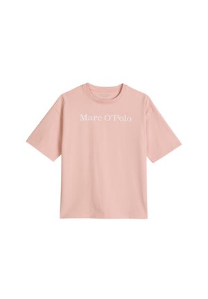Lichtroze T-shirt met korte mouwen, ronde hals en witte "Marc O’Polo" tekst gedrukt over de borst.