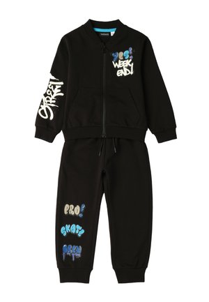 Tuta nera due pezzi con giacca con zip e pantaloni, caratterizzata da testo in stile graffiti: "yes! weekend!", "street", "pro! skate crew."