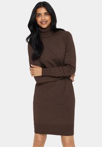 Ruda megzta turtleneck suknelė su ilgomis rankovėmis, su raibais akcentais ant rankovių ir apvado, prigludęs dizainas, pagaminta iš minkštos medžiagos.