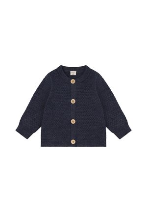 Gilet en maille texturée bleu foncé avec manches longues et quatre boutons marron clair sur le devant, présenté sur fond blanc.