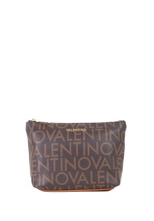 Pochette cosmetica in pelle marrone con motivo a logo "VALENTINO" ripetuto in una tonalità più chiara, dotata di chiusura con cerniera dorata.