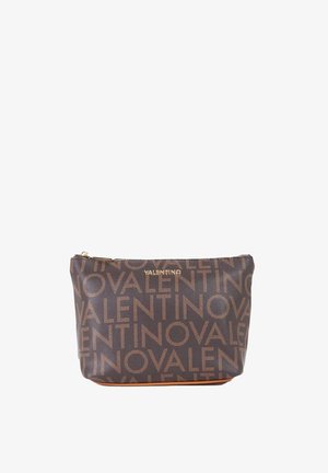 Pochette cosmetica in pelle marrone con motivo a logo "VALENTINO" ripetuto in una tonalità più chiara, dotata di chiusura con cerniera dorata.