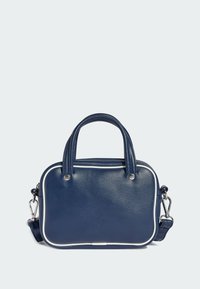 Tamno plava kožna torba s teksturiranim završetkom, dvostrukim gornjim ručkama i podesivom trakom. Sadrži bijelo obrubljenje i metalne dijelove.