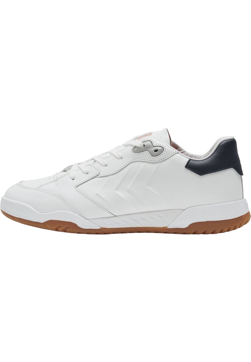 Vit sportig sneaker i syntetiskt läder, med en strukturerad design, dämpad sula och marinblå accent på hälkappan.