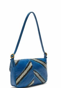 Borsa a tracolla in pelle blu con motivo a strisce diagonali grigie e nere. Presenta una tracolla lunga e dettagli in metallo color oro.