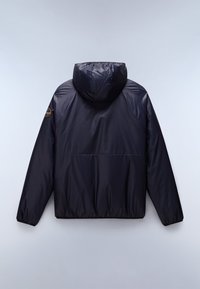 Marineblauwe, lichte synthetische jas met capuchon, elastische manchetten en zoom. Heeft een logo-patch op de linker mouw. Gladde textuur.