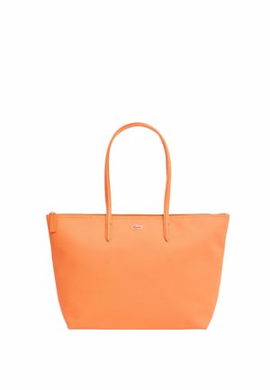 Sac cabas en cuir orange avec deux poignées, fermeture éclair et petit logo crocodile argenté au centre à l'avant.