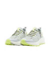 Zapatillas deportivas ligeras de malla gris con acentos reflectantes, detalles en amarillo neón, suela texturizada y entresuela blanca acolchada.
