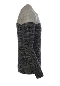 Maglione lavorato a maglia con accenti grigi sulle spalle, corpo a righe scure, maniche lunghe, polsini e orlo a coste, realizzato in morbido filato testurizzato.
