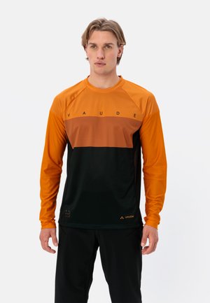 Langarmige actieve shirt in oranje, bruin en zwart; heeft een mesh-textuur, logo op de borst en contrasterende armkleur.