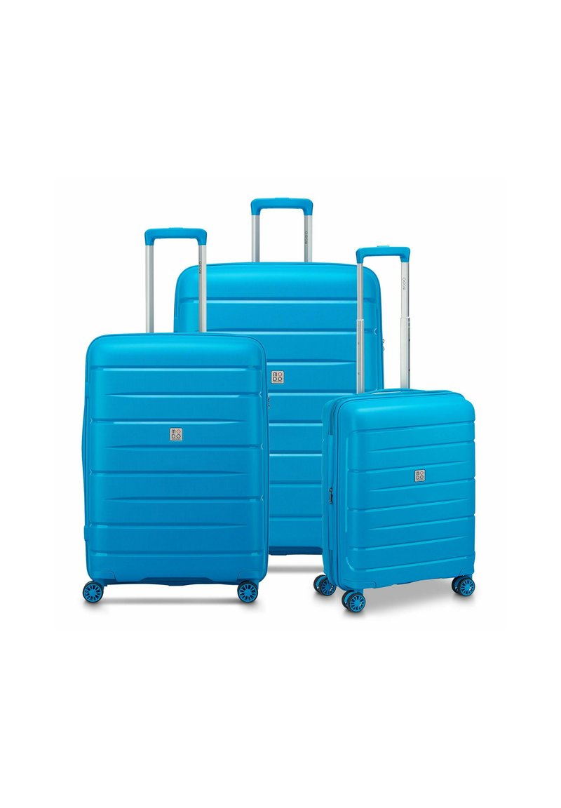 Tre valigie rigide di colore blu vivace, con strisce verticali, manici estraibili e quattro ruote per la mobilità.