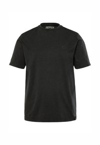Camiseta de manga corta negra con cuello redondo, con un sutil logo bordado en el lado izquierdo del pecho y cuello de canalé.