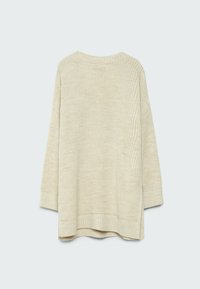 Lichtbeige gebreide trui met een losse pasvorm, geribde boorden en zoom. Strakke textuur met een ronde halslijn en afhangende schouders.