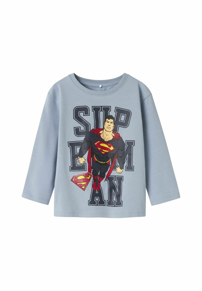 Lichtblauw long-sleeve T-shirt met een superheldenafbeelding in rood, geel en zwart, met vetgedrukte "SUPERMAN" tekst. Zachte, katoenen stof.