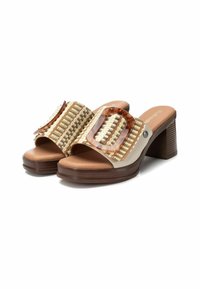 Sandali slip-on in tessuto intrecciato con una strap trasparente, plantare beige e tacco chunky marrone. Presentano un design testurizzato in toni neutri.