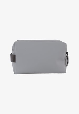 Trousse de toilette rectangulaire grise avec fermeture éclair, poignée latérale en tissu et surface lisse et unie.