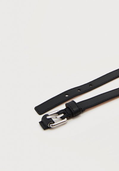 Μαύρη δερμάτινη ζώνη με ασημένια ορθογώνια αγκράφα και πολλαπλές τρύπες ρύθμισης σε ανοιχτό φόντο.