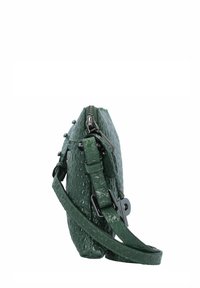 Borsa a tracolla verde con texture, chiusura a zip, tracolla regolabile e dettagli hardware a contrasto. Presenta un design compatto con un fondo arrotondato.
