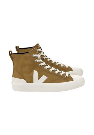 Zapatillas altas de lona marrón con suelas de goma blancas. Presentan un logo blanco, cordones y una superficie texturizada. Asa en el talón para facilitar el uso.