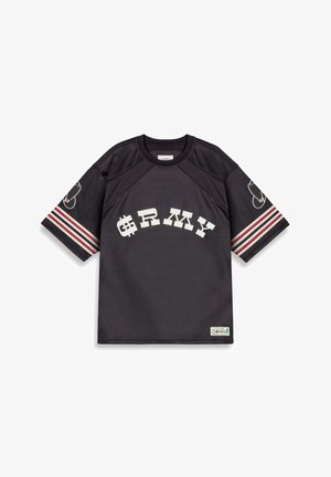 Camiseta de manga corta negra con el texto en forma de signo de dólar blanco "$RM¥" en el frente, acentos a rayas rojos y blancos en las mangas y detalle del logo.