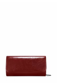 Clutch de cuero rojo con textura brillante, que presenta una tapa lisa y curvada y una correa de cadena desmontable. Forma rectangular; diseño minimalista.