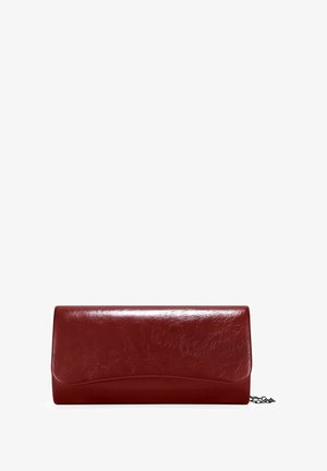 Clutch de cuero rojo con textura brillante, que presenta una tapa lisa y curvada y una correa de cadena desmontable. Forma rectangular; diseño minimalista.