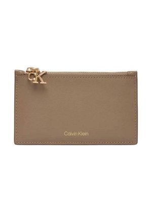 Portacarte in pelle beige Calvin Klein con cursore della cerniera dorato con logo "cK" e dettagli cuciti.