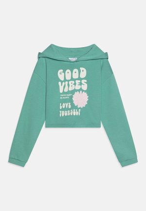 Mintgrøn cropped hættetrøje med lange ærmer, med hvid tekst "GOOD VIBES," "THINK HAPPY BE HAPPY," "LOVE YOURSELF," og et lyserødt blomstergrafik.