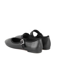 Schwarze Leder-Balletflats mit einer runden Zehenpartie, einem Knöchelriemen mit einer silbernen Schnalle und einer glatten Textur. Niedriges Profil-Design.