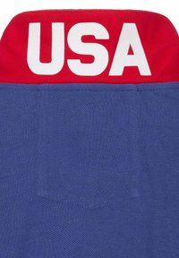 Tessuto atletico blu con un motivo testurizzato. Colletto rosso con grandi lettere bianche che formano la scritta "USA". Design semplice senza ulteriori dettagli.