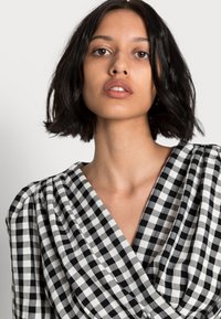 Vero Moda VMKARMA CROPPED WRAP - Blusa - black checks/snow white