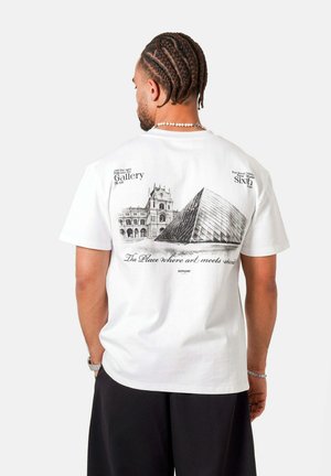 LOUVRE - Print T-shirt - white